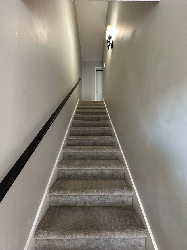 Building Photo - 2 bedroom/1.5 bath end unit townhome in gr...