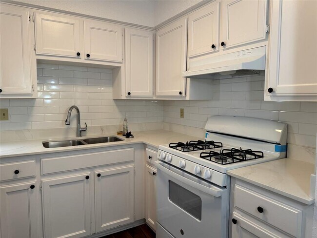 Building Photo - 12900 Hymeadow Dr