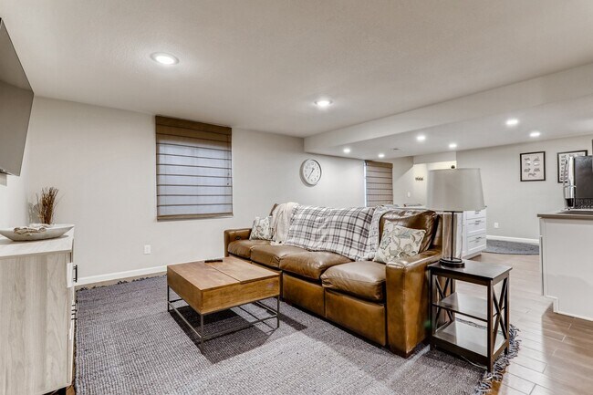 Building Photo - 6805 S Quantock Way