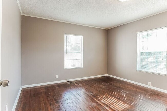 Building Photo - 5517 Kiska Ave