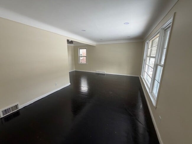 Building Photo - Charming 3 bedroom house for lease in Nice area Call 313-429-3244 KPM Detroit