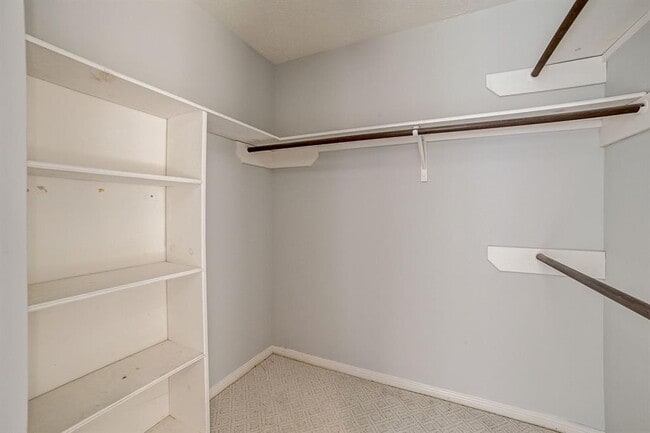 Building Photo - 3310 Meadway Dr
