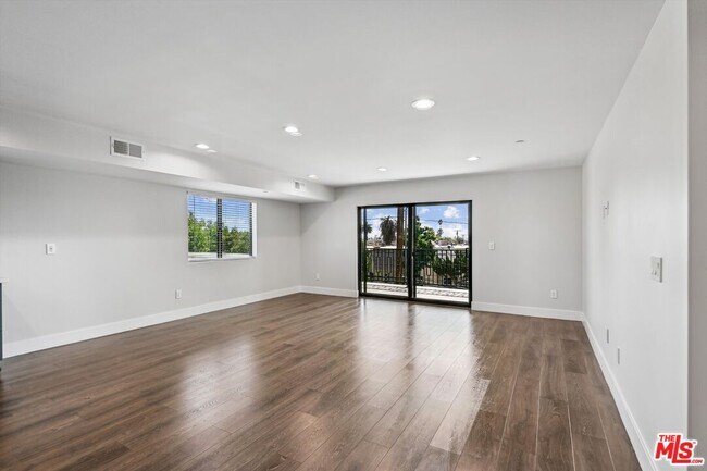 Building Photo - 819 E La Palma Dr