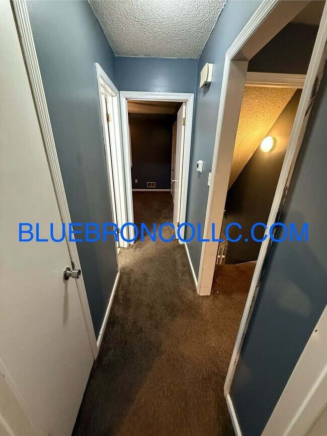 Building Photo - 1507 NE White Dr