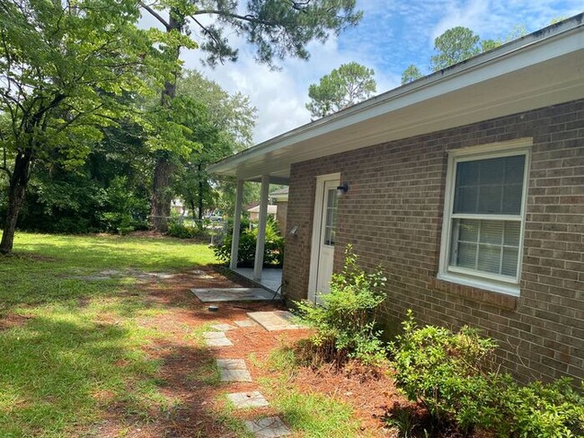 Building Photo - 4BR brick home with rocking chair porch, f...