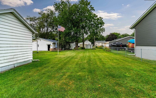 enclosed backyard - 1142 Wallgate Ave