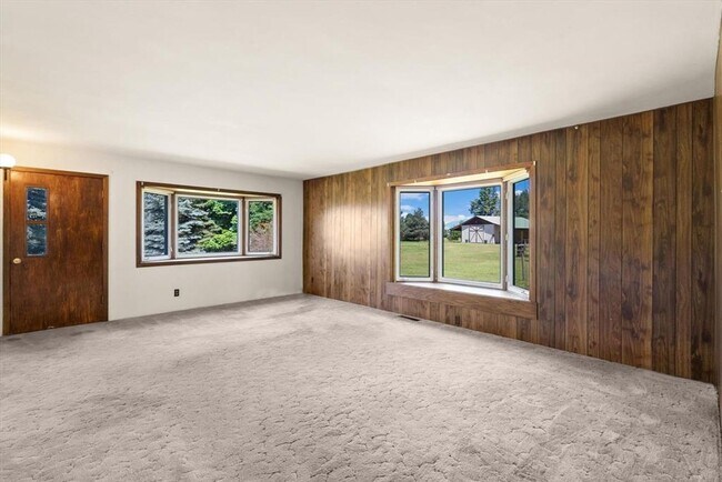 Building Photo - Incredible piece of Montana Paradise