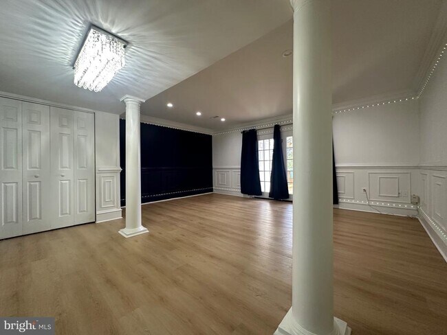 Building Photo - 8282 White Pine Dr