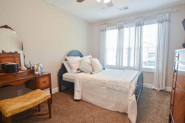 Building Photo - Pet Friendly Three Bedroom!