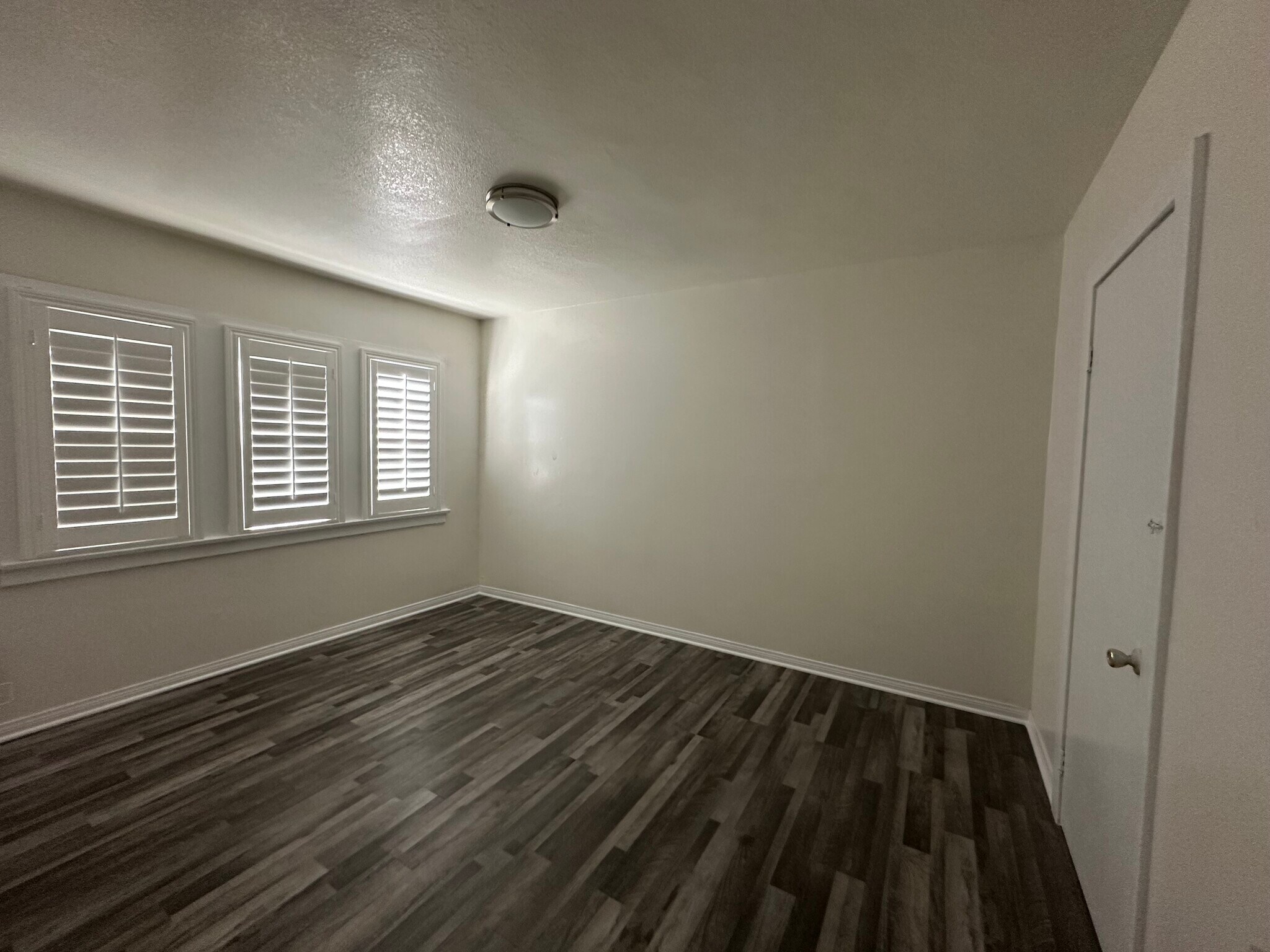 Building Photo - 902 W 73rd St