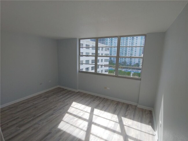 Building Photo - 905 Brickell Bay Dr