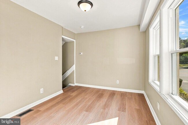 Building Photo - 208 Hartford Rd