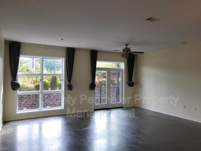 Building Photo - 560 Dutch Valley Rd NE