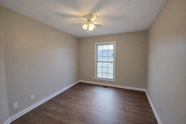 Building Photo - Beautiful 3 Bedroom 2 Bath Home