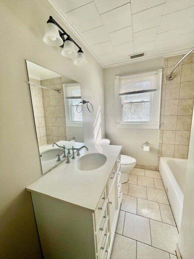 Building Photo - Welcome to this charming 2-bedroom, 1-bathroom house located in the desirable city of Charlotte, NC