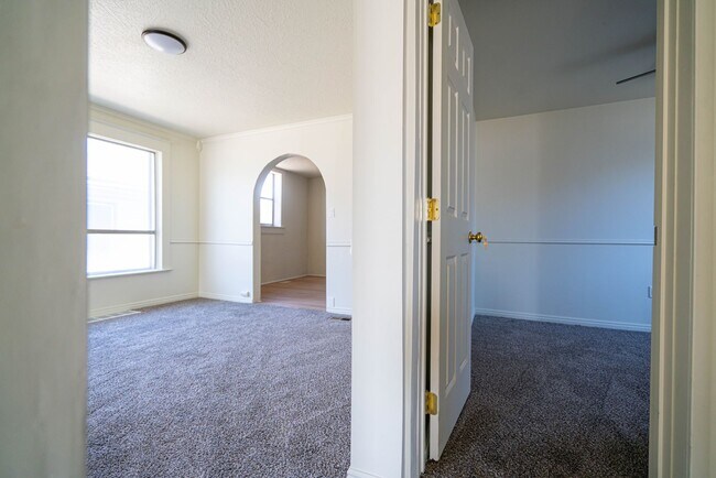 Building Photo - Spacious & Updated 5 Bed Home in Prime Ogden Location