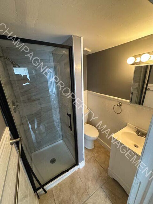 Building Photo - Fully updated home in KC