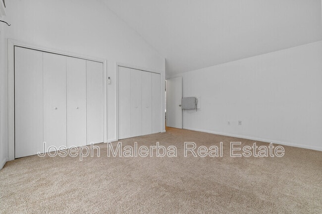 Building Photo - 8 Honey Hill Ln