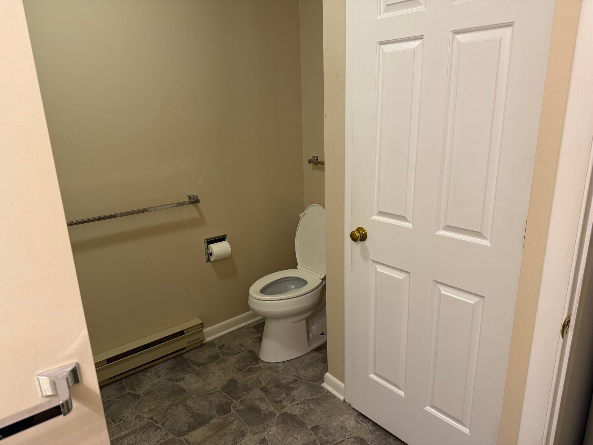 Bathroom - 23 Ontario St