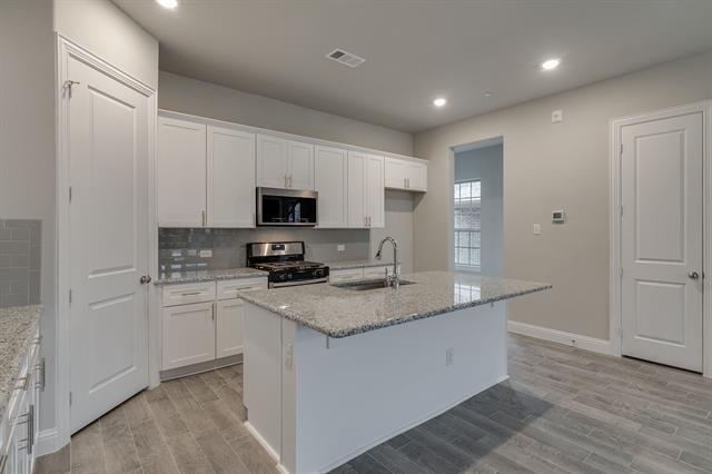 Building Photo - 915 Ponds Edge Ln