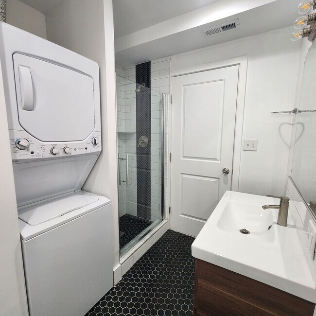Building Photo - Fully renovated 2bedroom in brewerytown