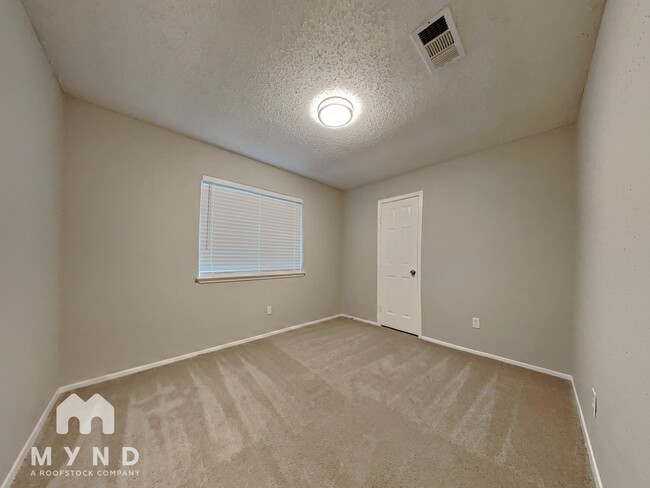 Building Photo - 4920 Meadowood Cir