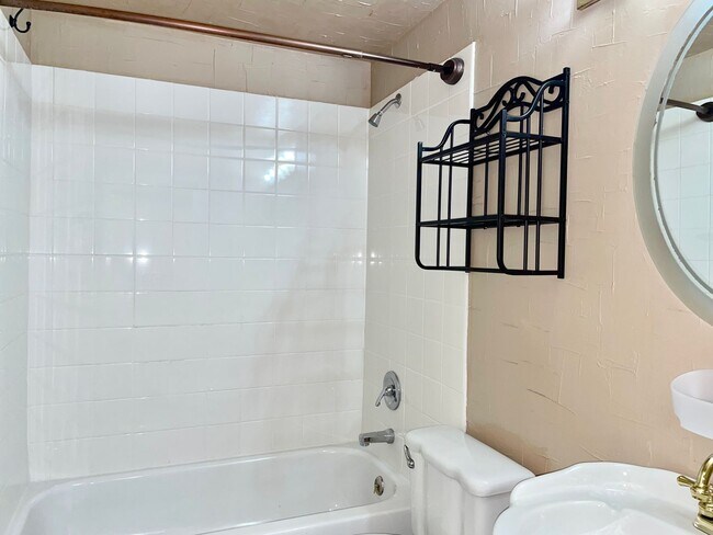 Building Photo - FANTASTIC 4 BEDROOM IN FAIRFAX