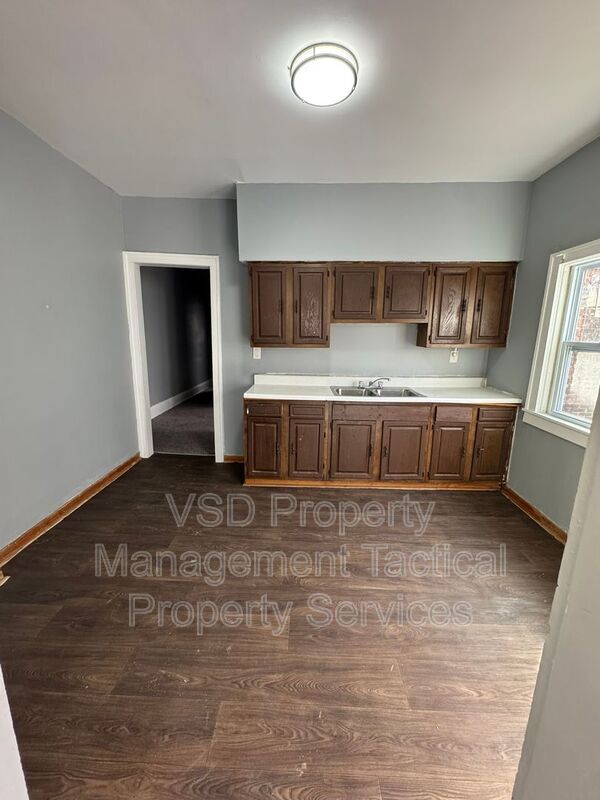 Building Photo - 3289 E 143rd St