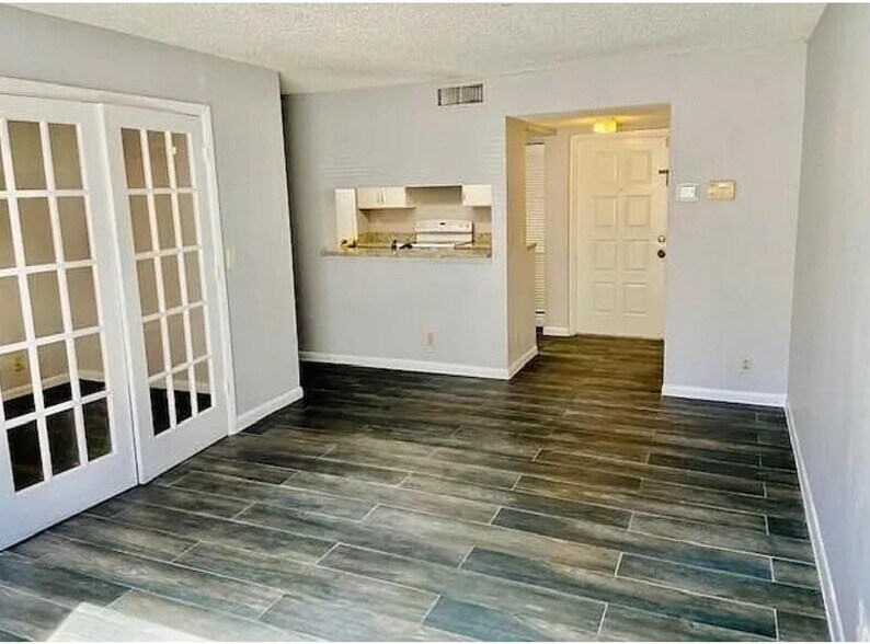 Building Photo - 9733 Westview Dr