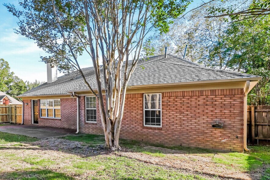 Building Photo - 9292 Tamhaven Dr