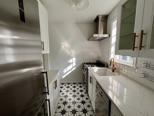 Modern, updated kitchen - 830 S Pitt St