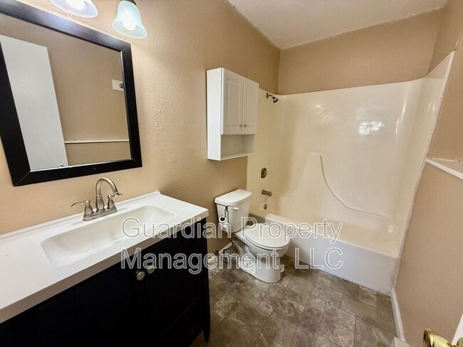 Building Photo - 1010 N Walnut St