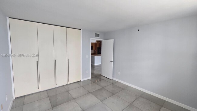 Building Photo - 1155 Brickell Bay Dr