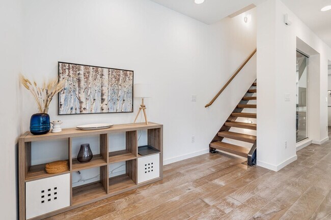 Building Photo - 724 3rd Ave N