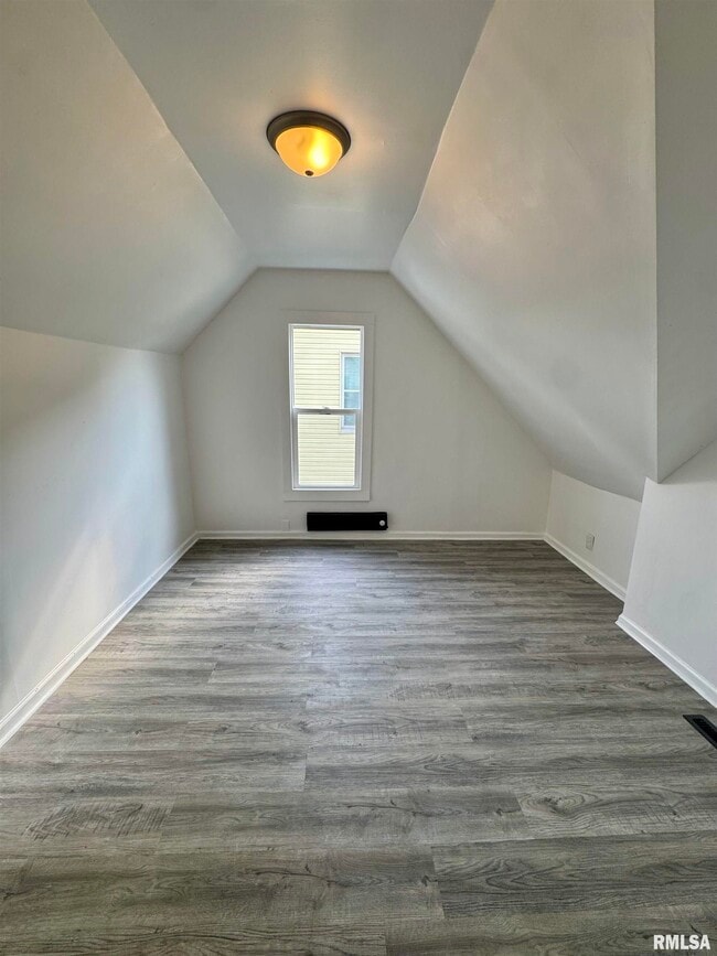 Building Photo - 619 13th Ave