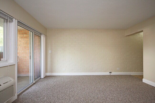 Building Photo - Student-Friendly 1800 JPA Garden Apartment Near UVA