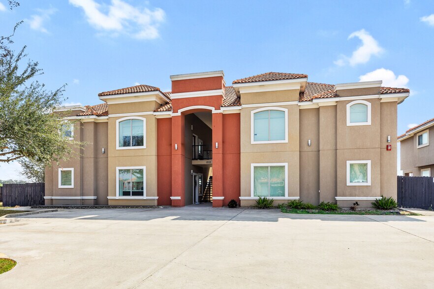 Building Photo - 1216 E Pine Ridge Ave