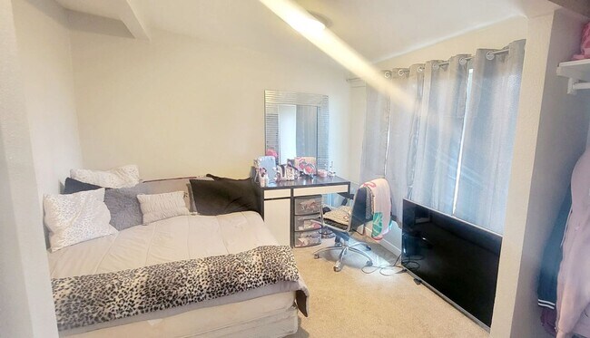 Building Photo - Pre-Lease Avail. 06/01 - Open & Bright, Updated Flooring, W/D Available