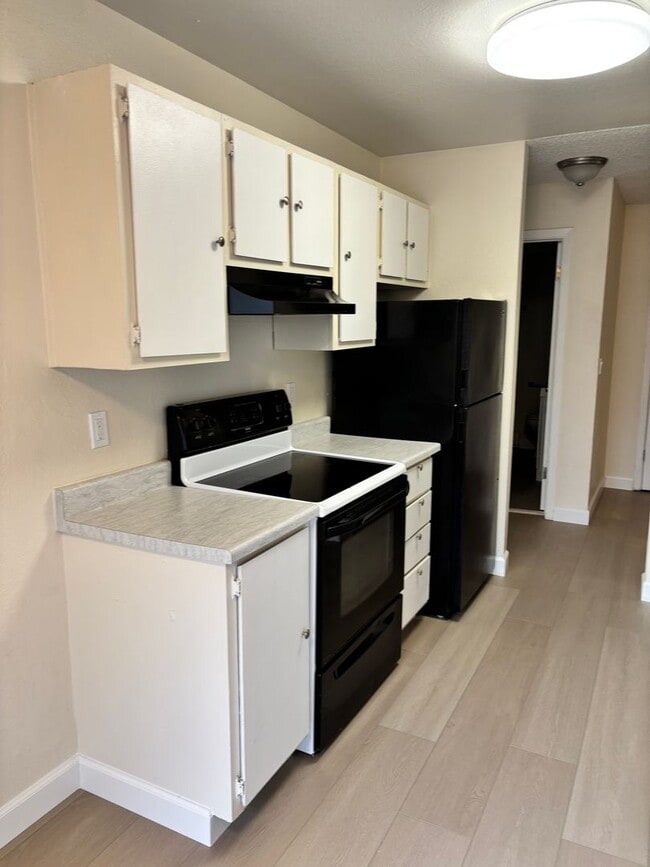 Building Photo - NEWLY REMODELED CONDO - 1 BED/1 BATH UPSTA...