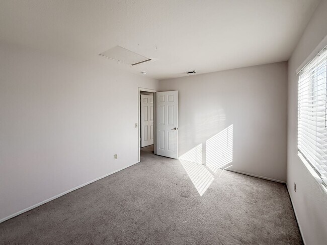 Building Photo - 40041 Zamura Ct