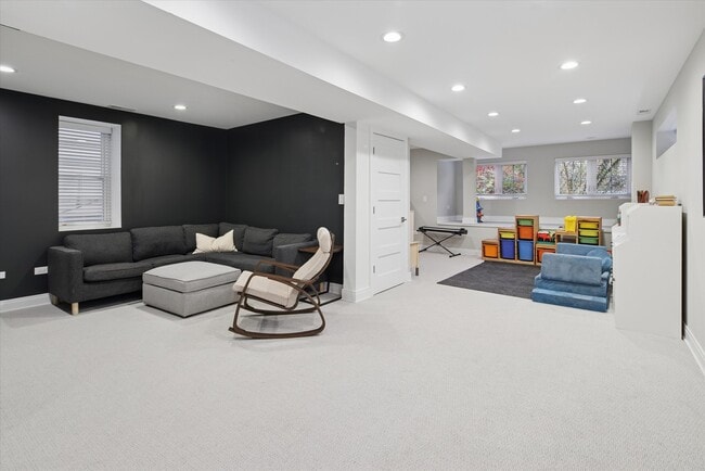 Building Photo - 5240 W Winnemac Ave