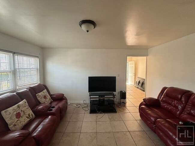 Building Photo - BROOKHAVEN AVENUE - ROOM RENTAL