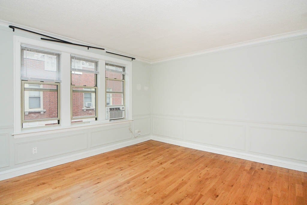 Building Photo - 447 W Surf St