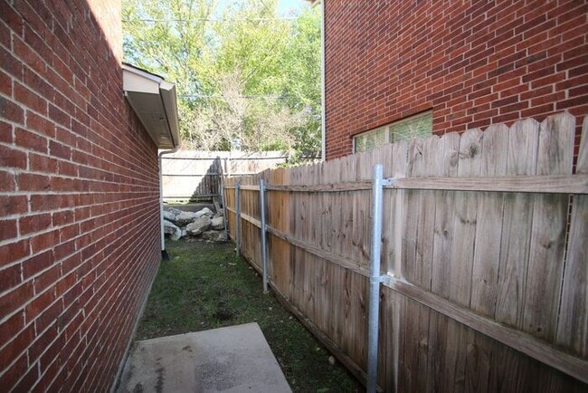 Building Photo - ~INVITING 3/2.5 Townhome Includes Granite in Kitchen & All Kitchen Appliances***Landscaping Inclu...