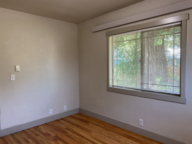 Building Photo - STUDENTS WELCOME! Charming 3 Bed 2 Bath Single Family Home in Old Town