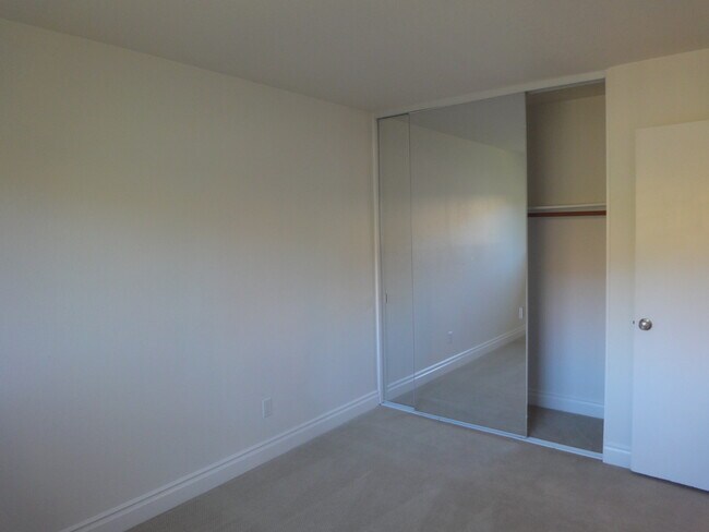 Building Photo - 613 Cedar Pl
