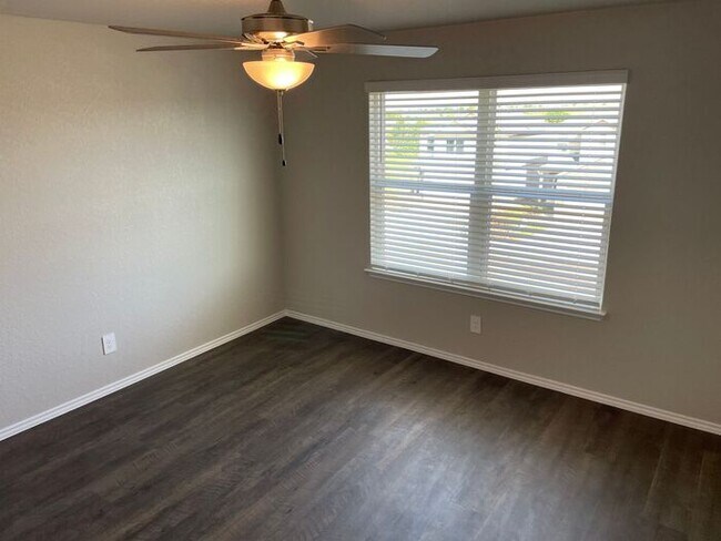 Building Photo - Available Now! Tour or Apply Today for This Charming 3 Bedroom, 2.5 Bath Home in Scott’s Hollow!