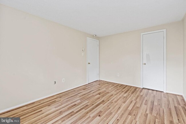 Building Photo - 1005 Lower Clubhouse Drive