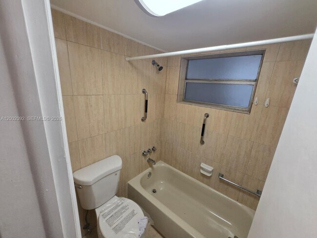 Building Photo - 1515 NE 125th Terrace