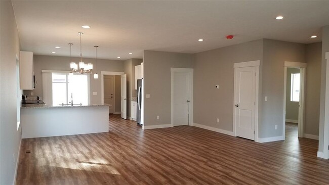 Building Photo - Beautiful Home By Esmeralda Golf Course